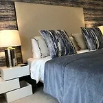 Luxury Apartment In La Isla, Walking Distance To Puerto Banus