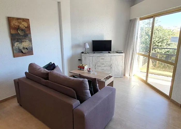 Skol 427 Spacious 1 Bedroom Apartment With Sea Views