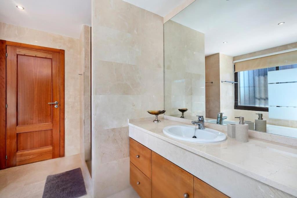 Luxury 6 Bedroom Villa, *