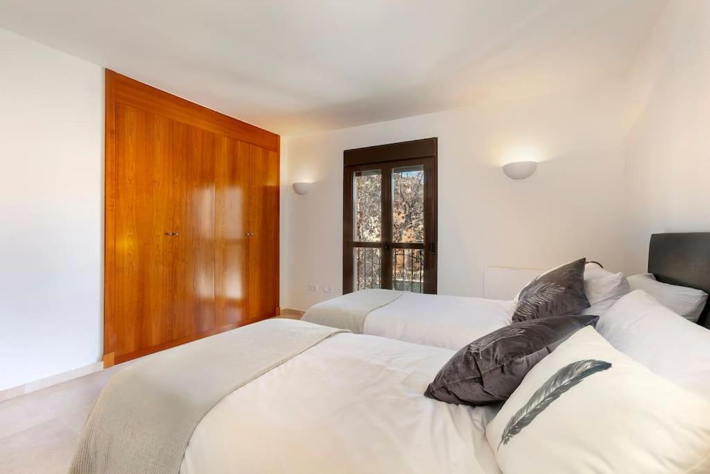 Luxury 6 Bedroom Villa,