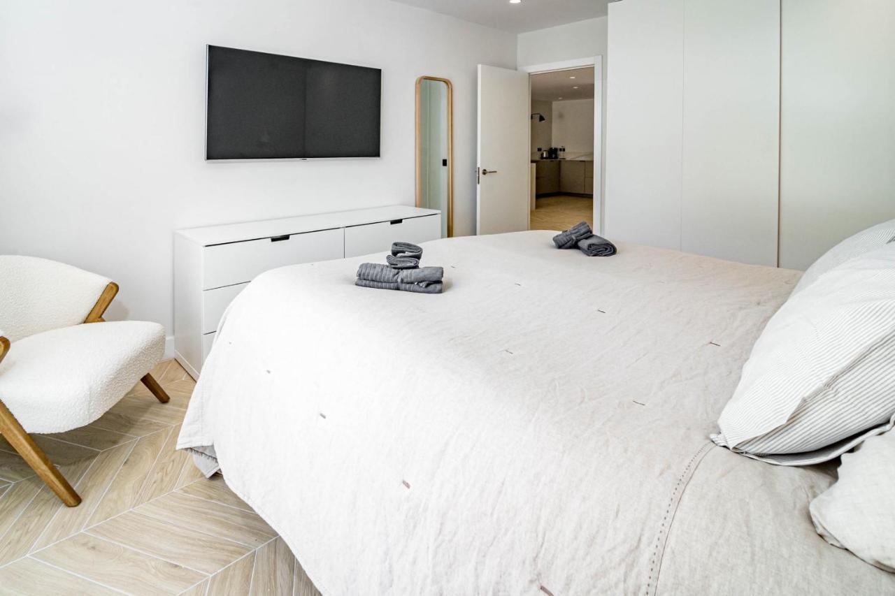 Fully Renovated Scandinavian Style 2 Bed In The Heart Of Puerto Banus * Marbella