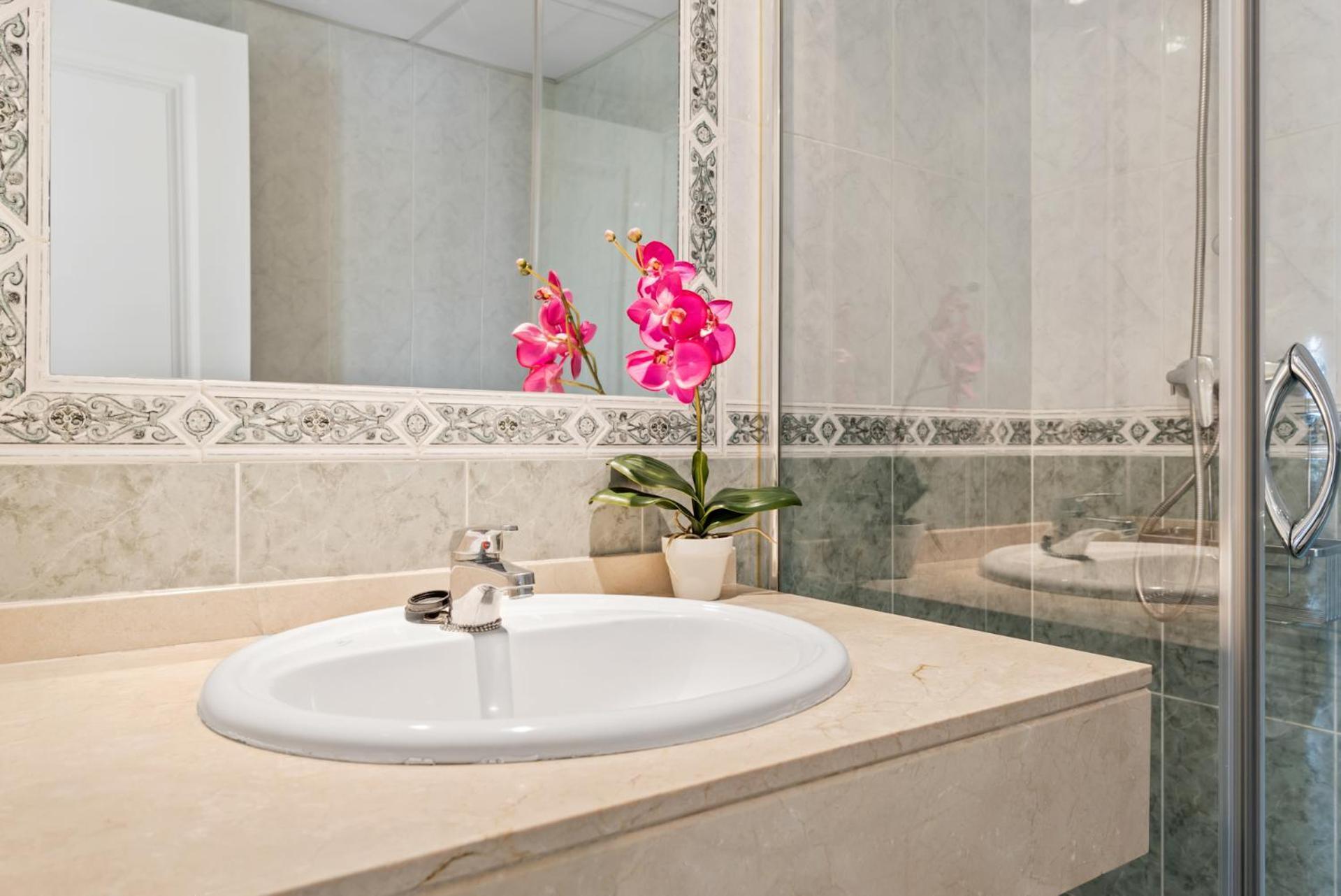 Lovely 2-bed 10 Mins Walk From Puerto Banus Appartement