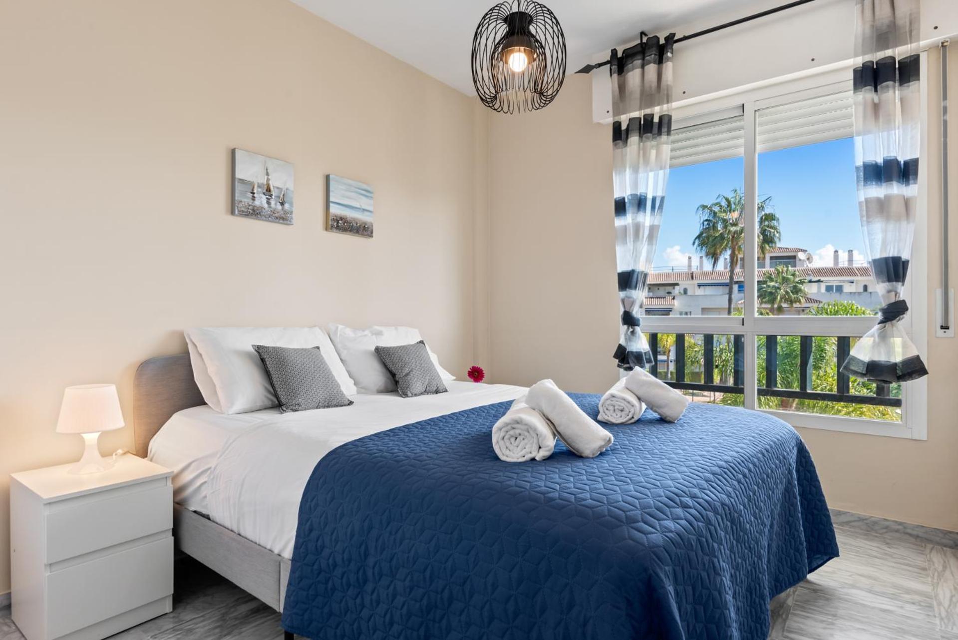 Lovely 2-bed 10 Mins Walk From Puerto Banus Appartement