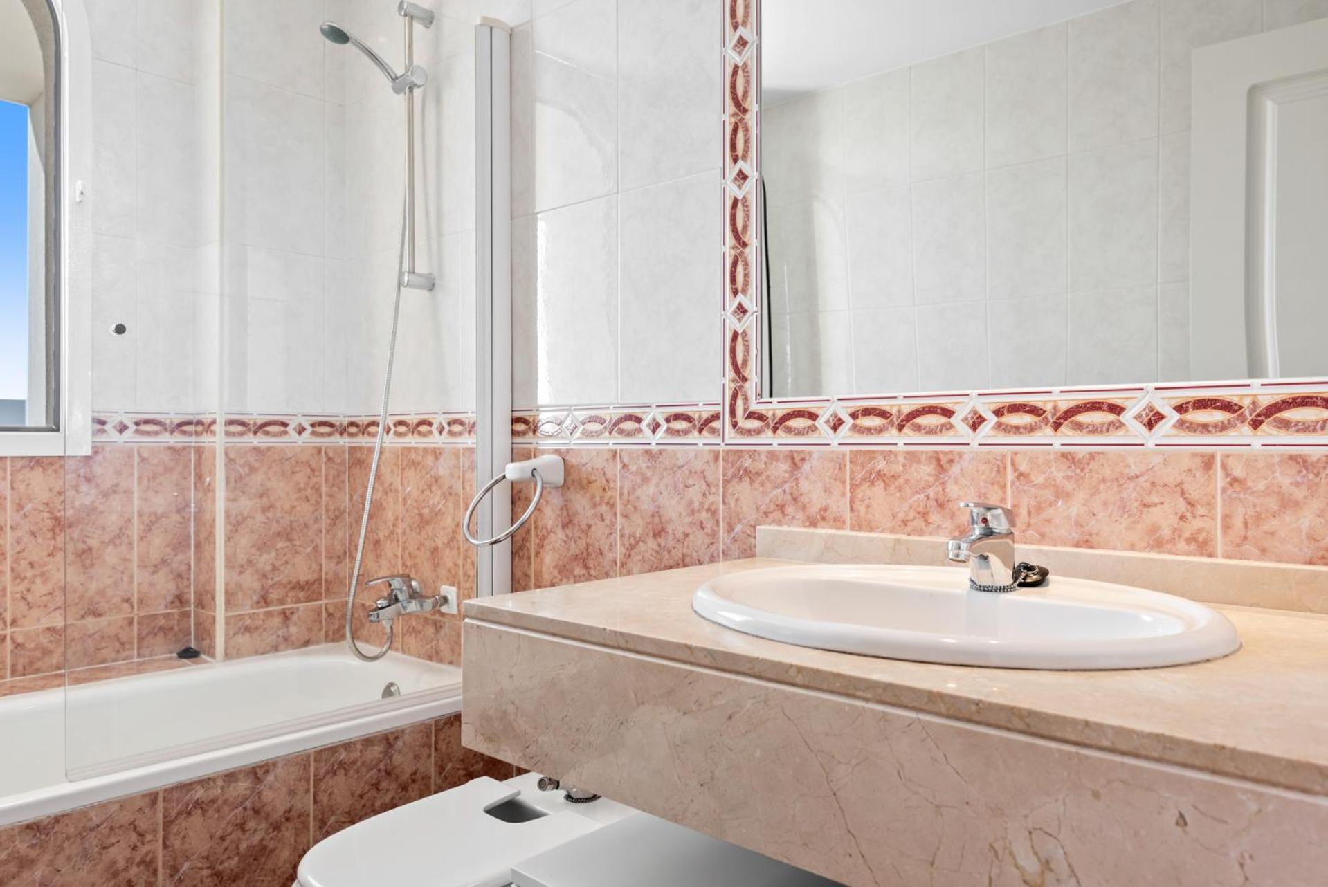Lovely 2-bed 10 Mins Walk From Puerto Banus Marbella