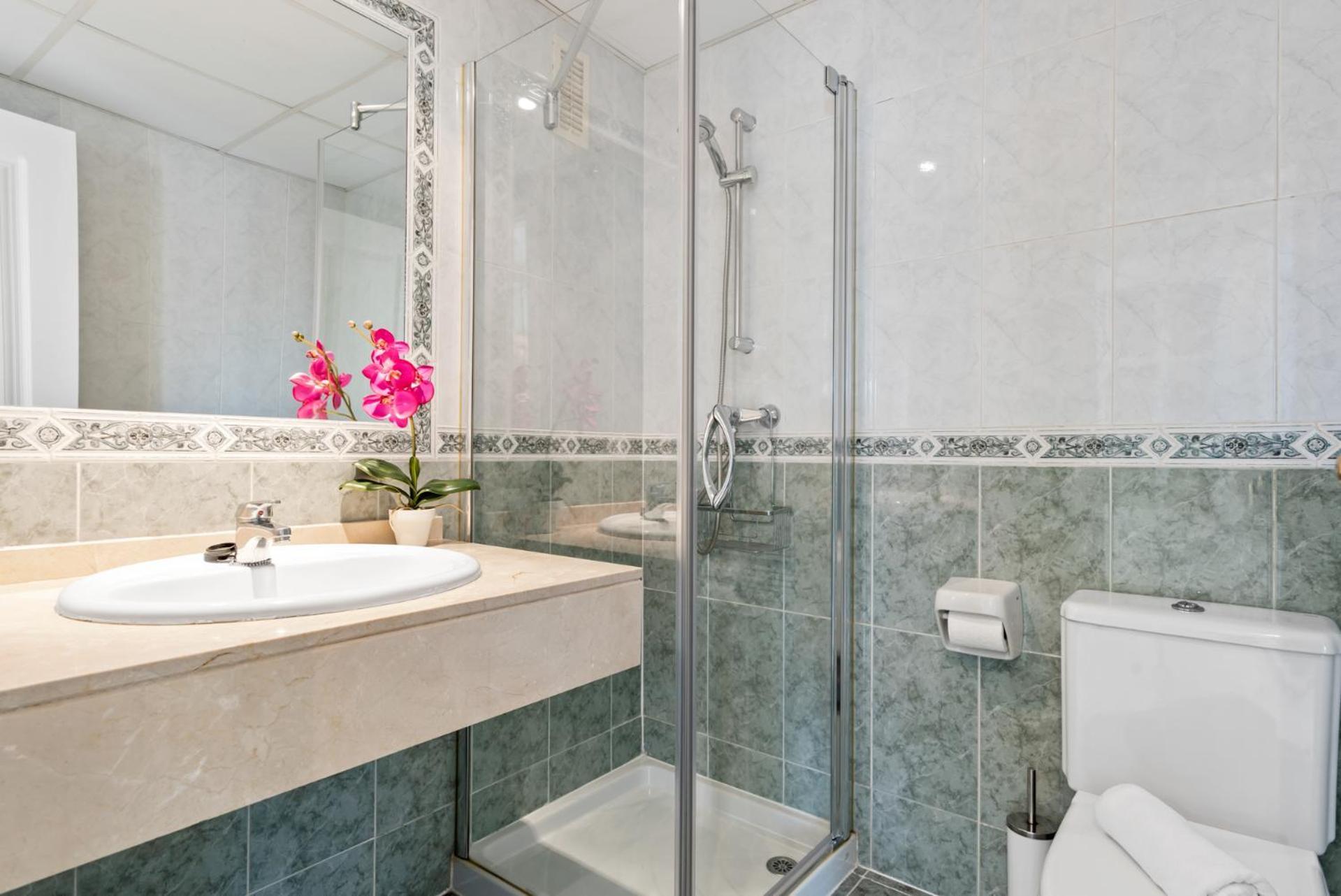 Lovely 2-bed 10 Mins Walk From Puerto Banus * Marbella