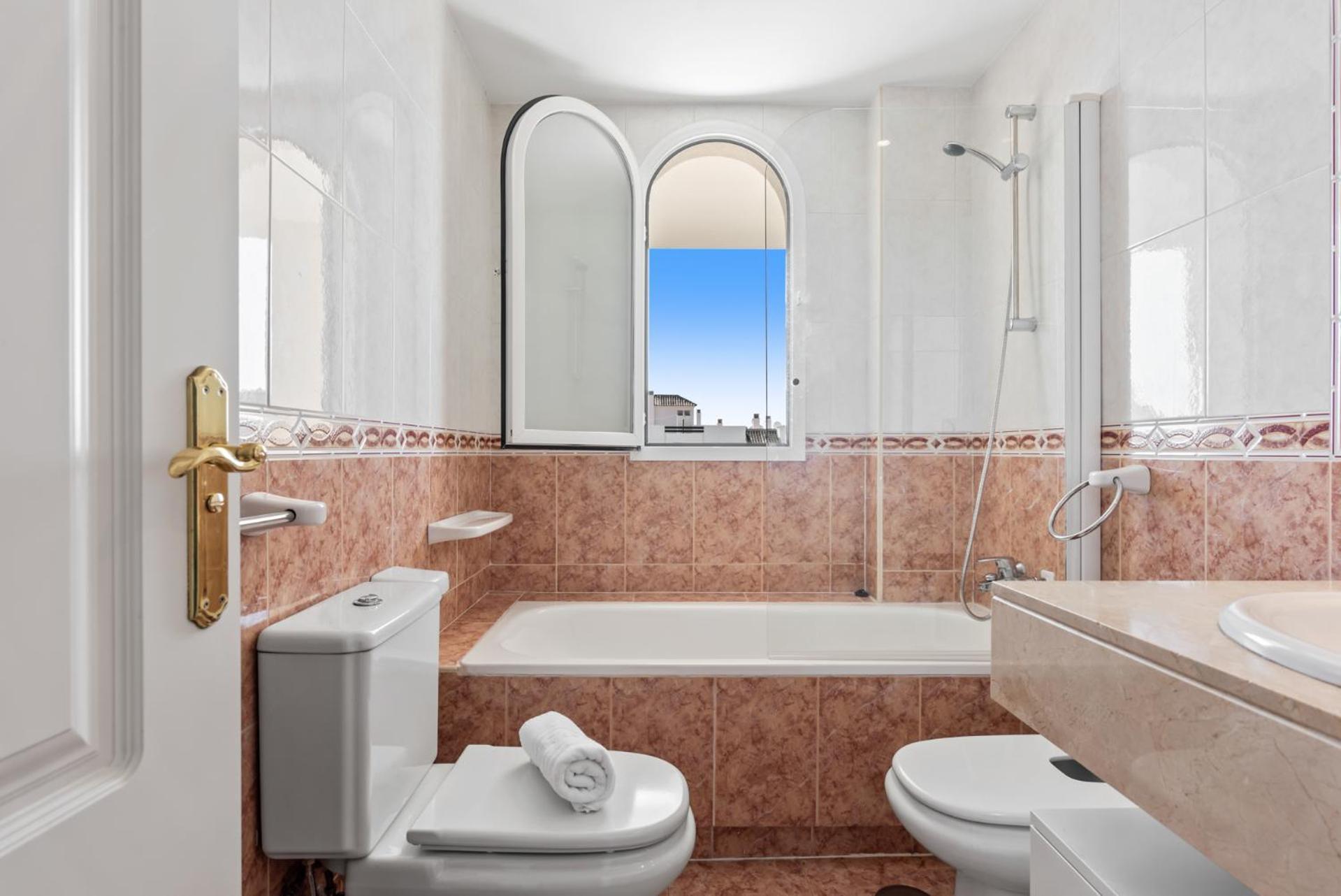 Lovely 2-bed 10 Mins Walk From Puerto Banus * Marbella