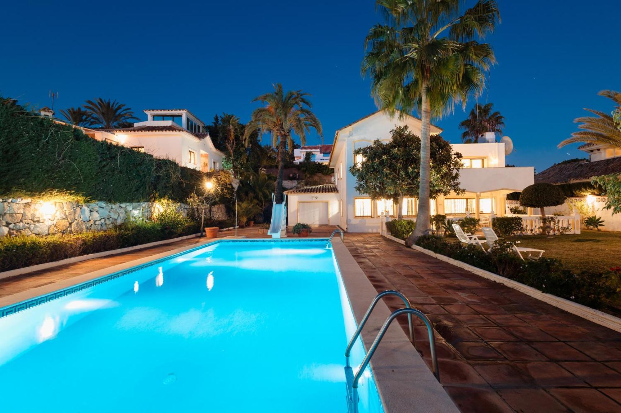 Spacious House With Pool, Garden And Solarium In Chapas, Villa Marbella