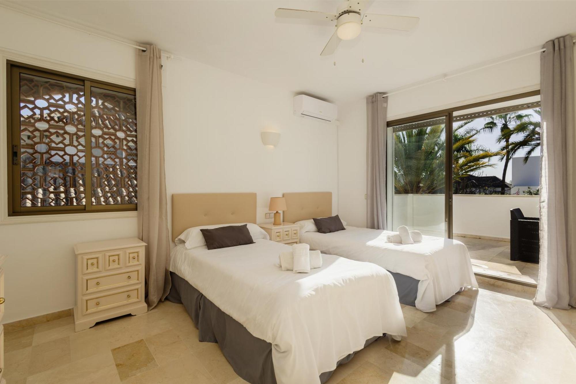 Villa Spacious House With Pool, Garden And Solarium In Chapas, *