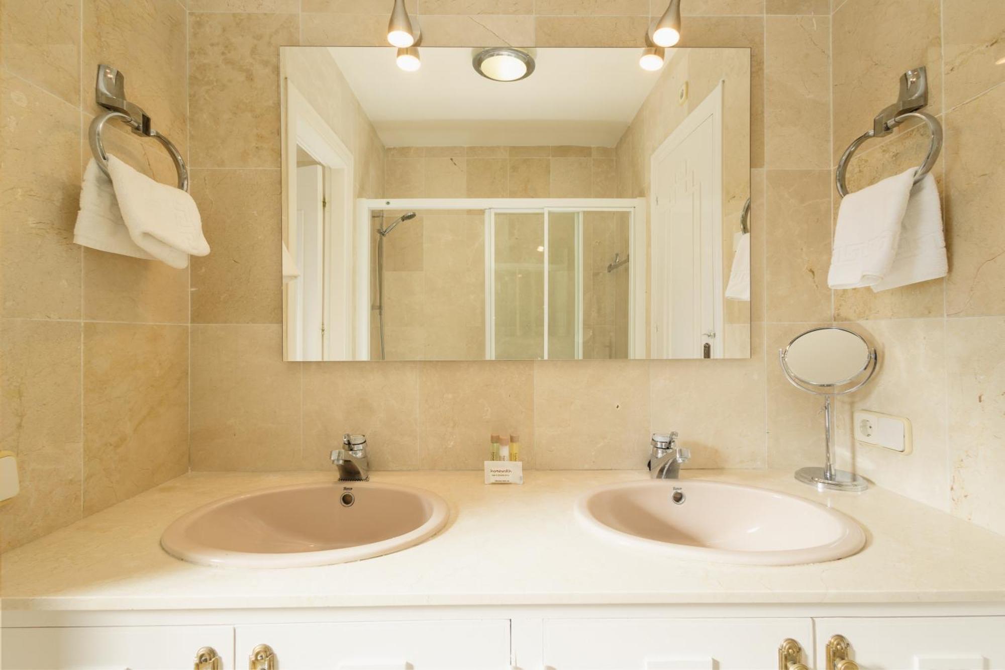 Villa Spacious House With Pool, Garden And Solarium In Chapas,