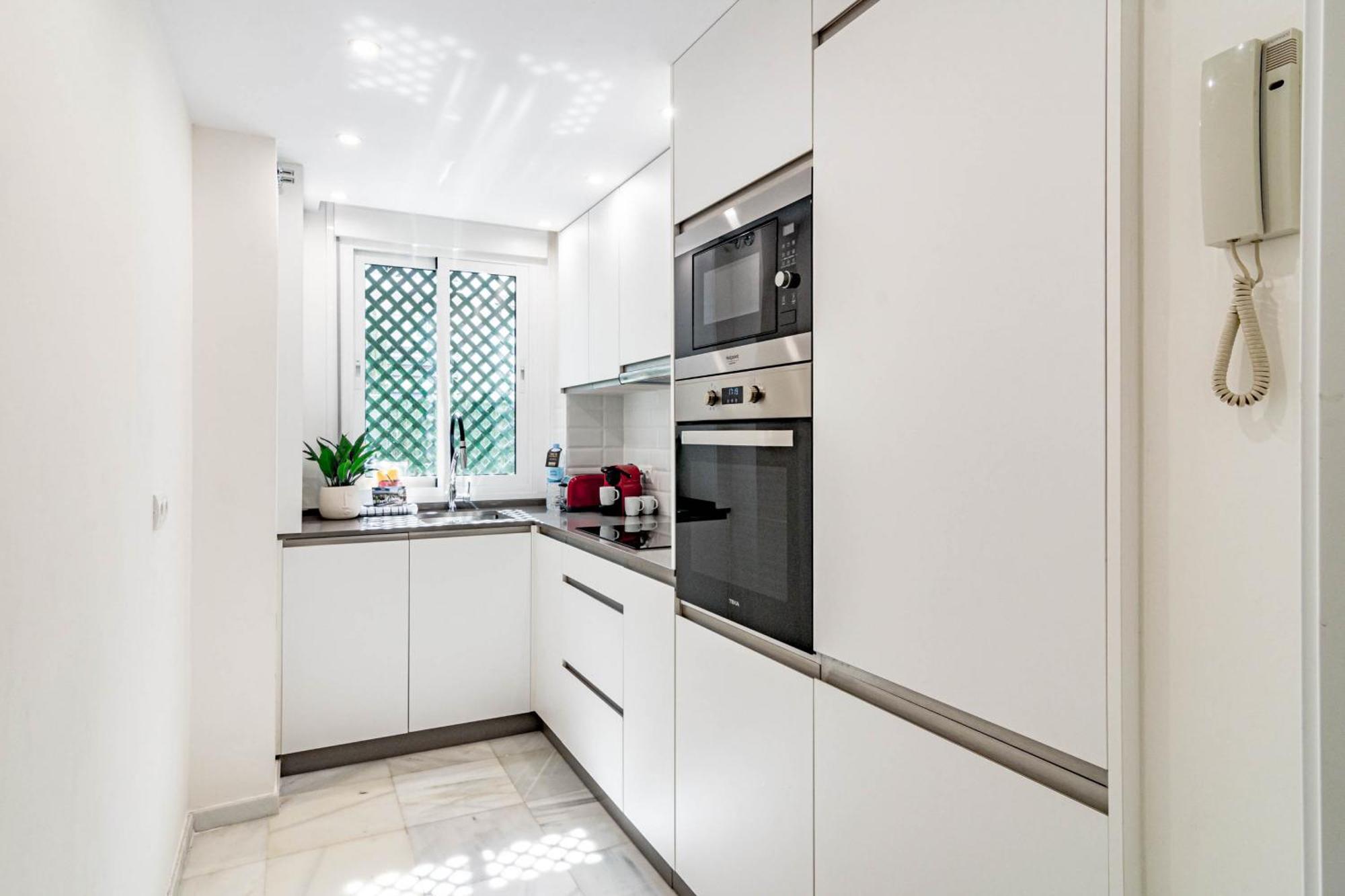 Lcr1- Lovely Ground Floor Apartment, Puerto Banus *