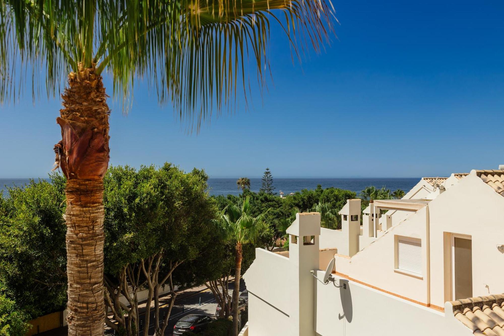 Newly Renovated Townhouse With 5 Bedrooms, Close To The Beach, East