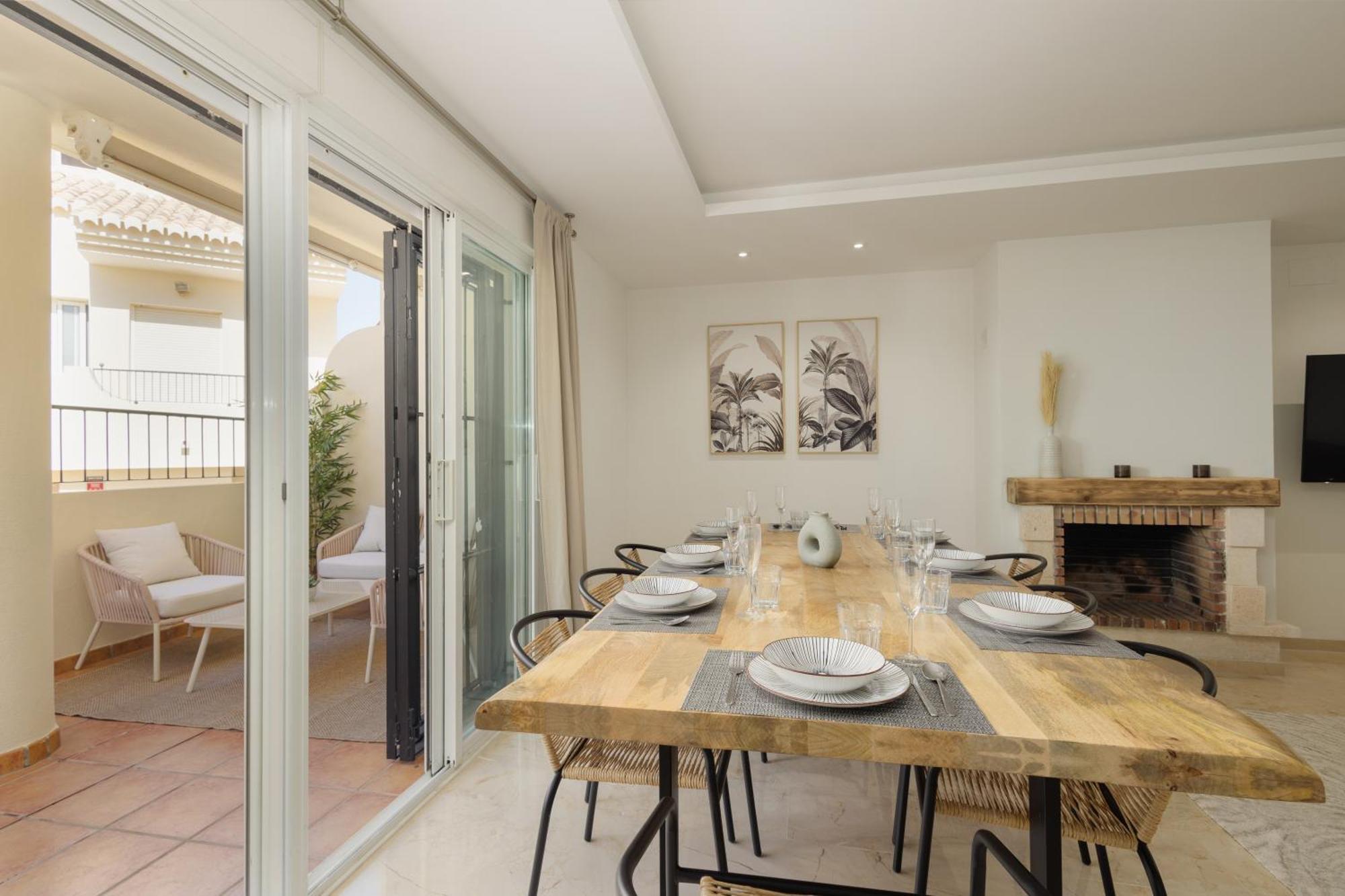 Apartment Newly Renovated Townhouse With 5 Bedrooms, Close To The Beach, East *