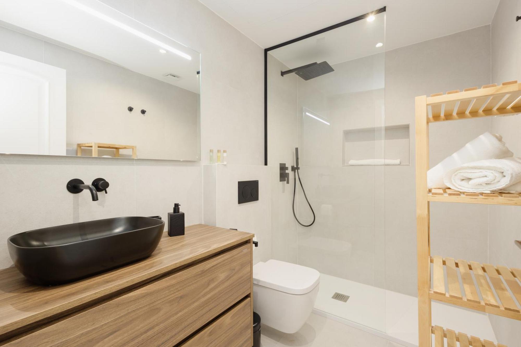 Newly Renovated Townhouse With 5 Bedrooms, Close To The Beach, East