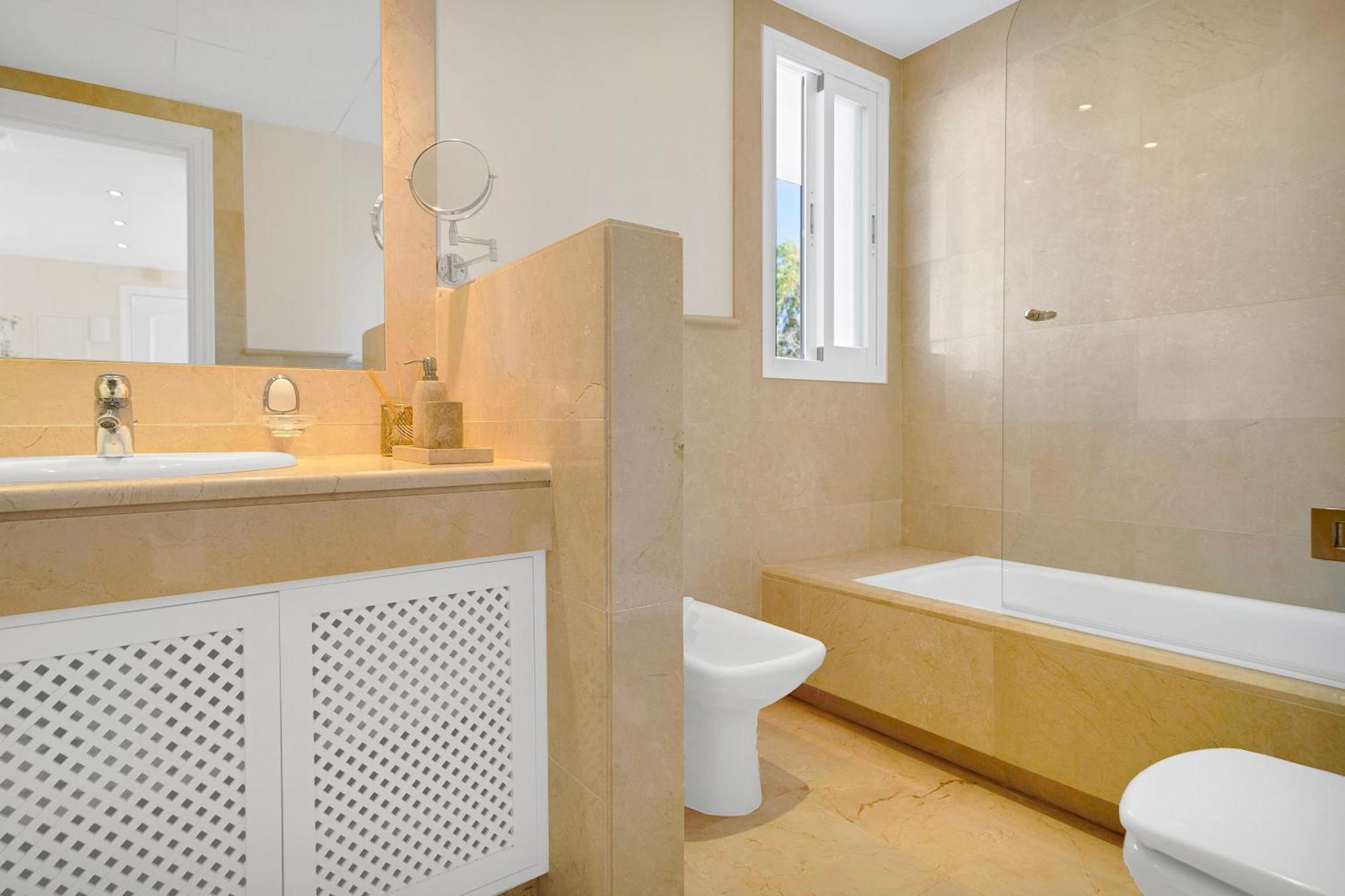 Luxury Penthouse With Sea Views In Marbella Golden Mile, Puente Romano Area