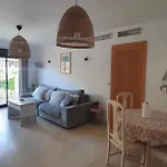 Apartamento con jardín y piscina