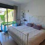 Apartamento con jardín y piscina
