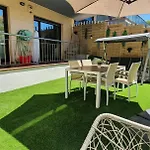 Apartamento con jardín y piscina