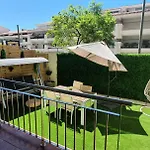 Apartamento con jardín y piscina