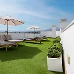 Modern 2 Bedroom Apt Rooftop Pool + Gym Rdr328