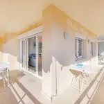 Sunny Apartment By Kura Homes