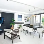 Charming Townhouse/5Bedrs/Front Beach/Private Pool