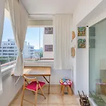 Elegant Apartment, Steps From The Sea With Parking Included