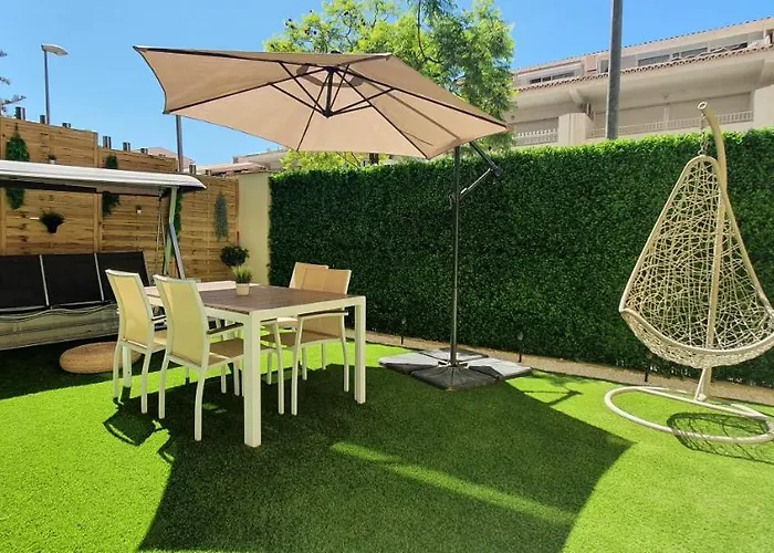 Apartamento con jardín y piscina