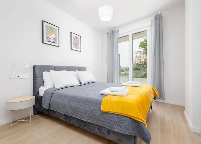 Modern 2 Bedroom Apt Rooftop Pool + Gym Rdr328