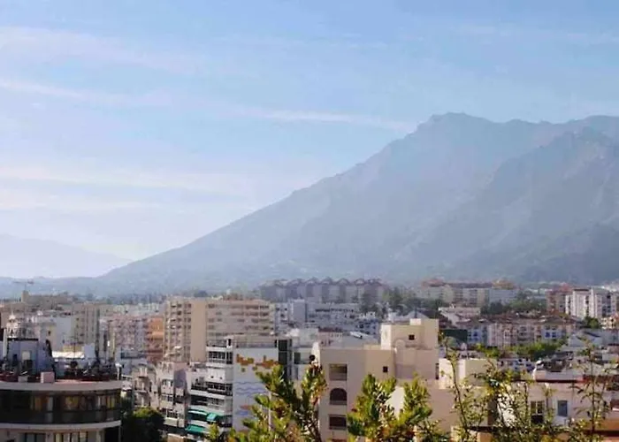 Large Modern Beach Front Apartment, Rooftop Pool!!