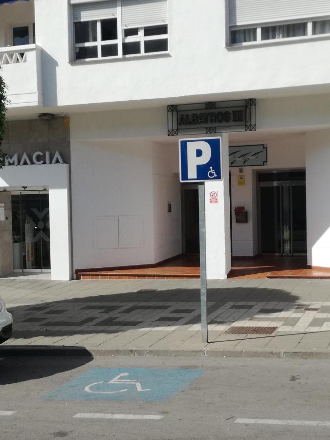 Sleeps 8 Aircon Secure Underground Parking Free Netflix Fast Internet Apartment *