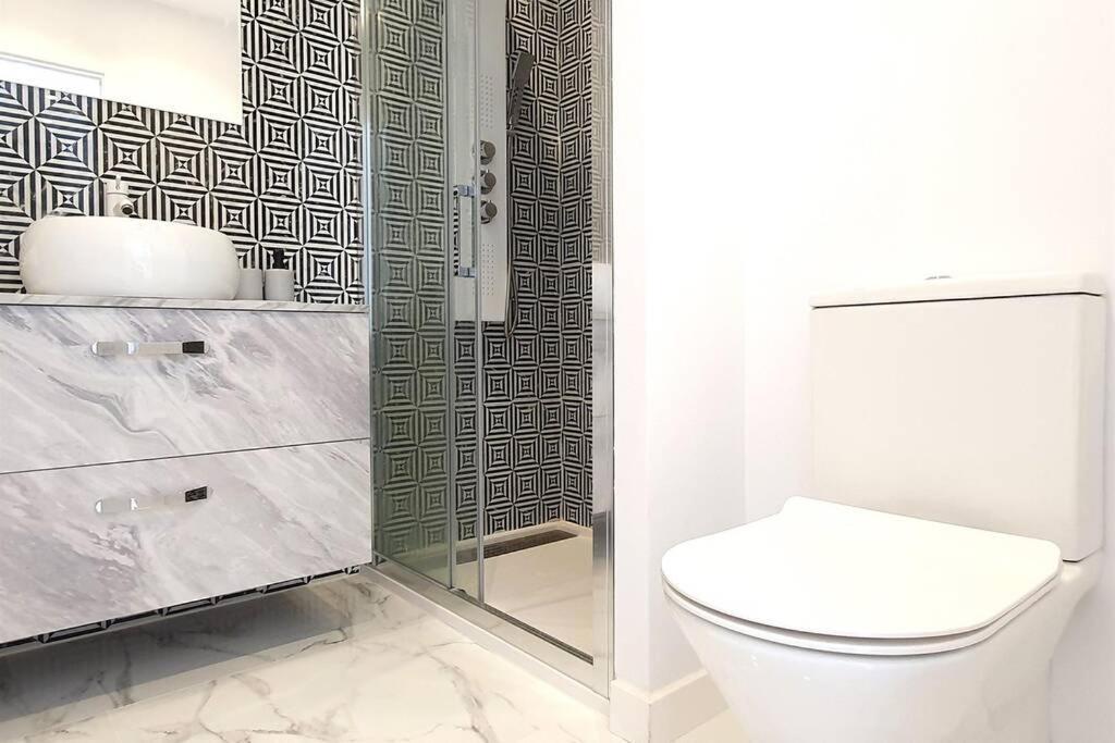 Skol 645. Exclusive Three Bedrooms With Sea Views *