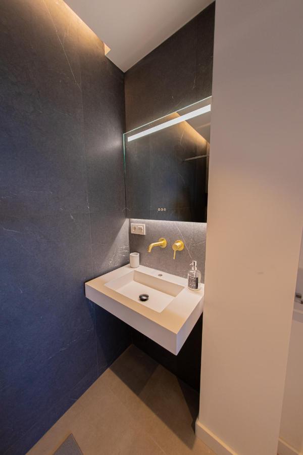 Modern With Stunning Views *