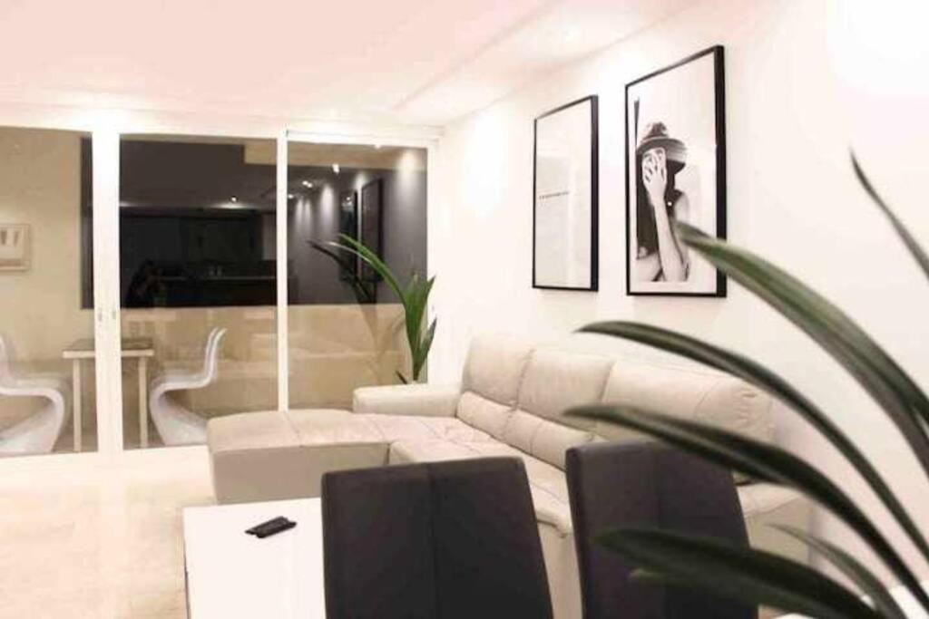 Large Modern Beach Front Apartment, Rooftop Pool!! Marbella