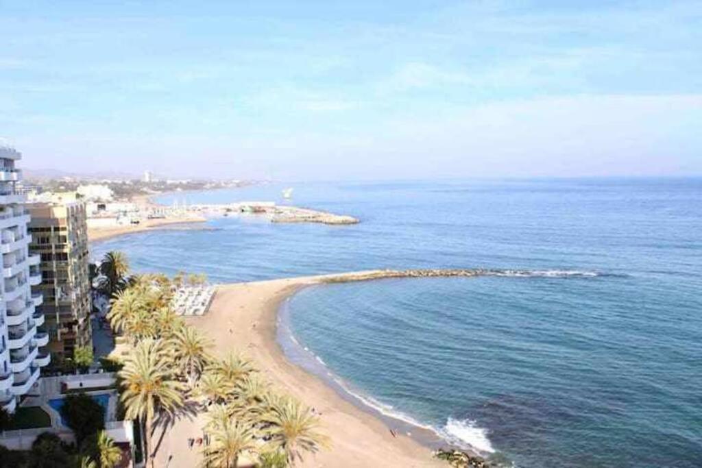Large Modern Beach Front Apartment, Rooftop Pool!! *