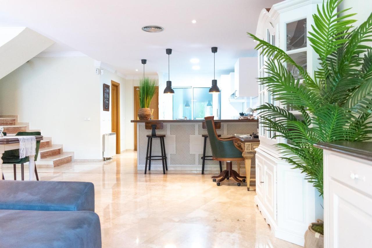 Golden Mile Duplex Apartment *