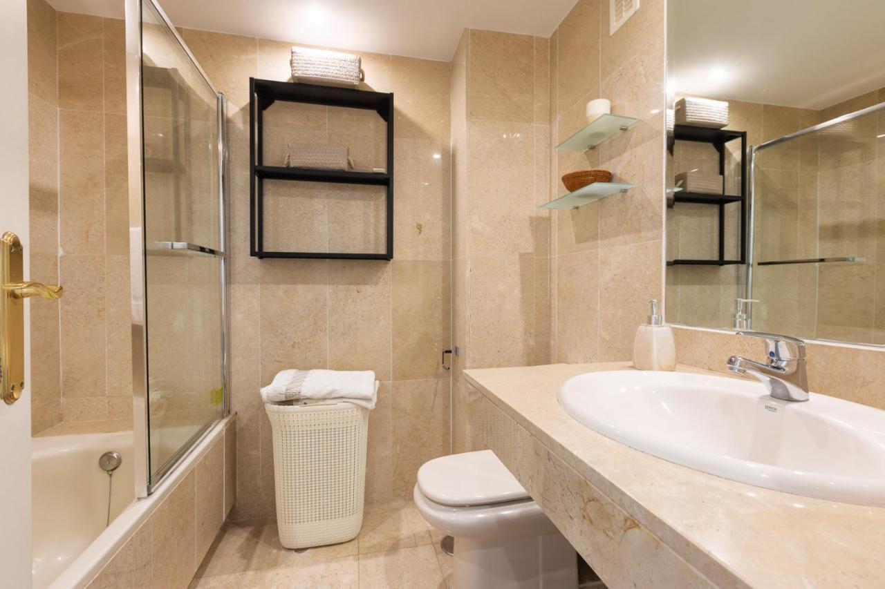 Great Views, Large Terrace & Walking Distance *