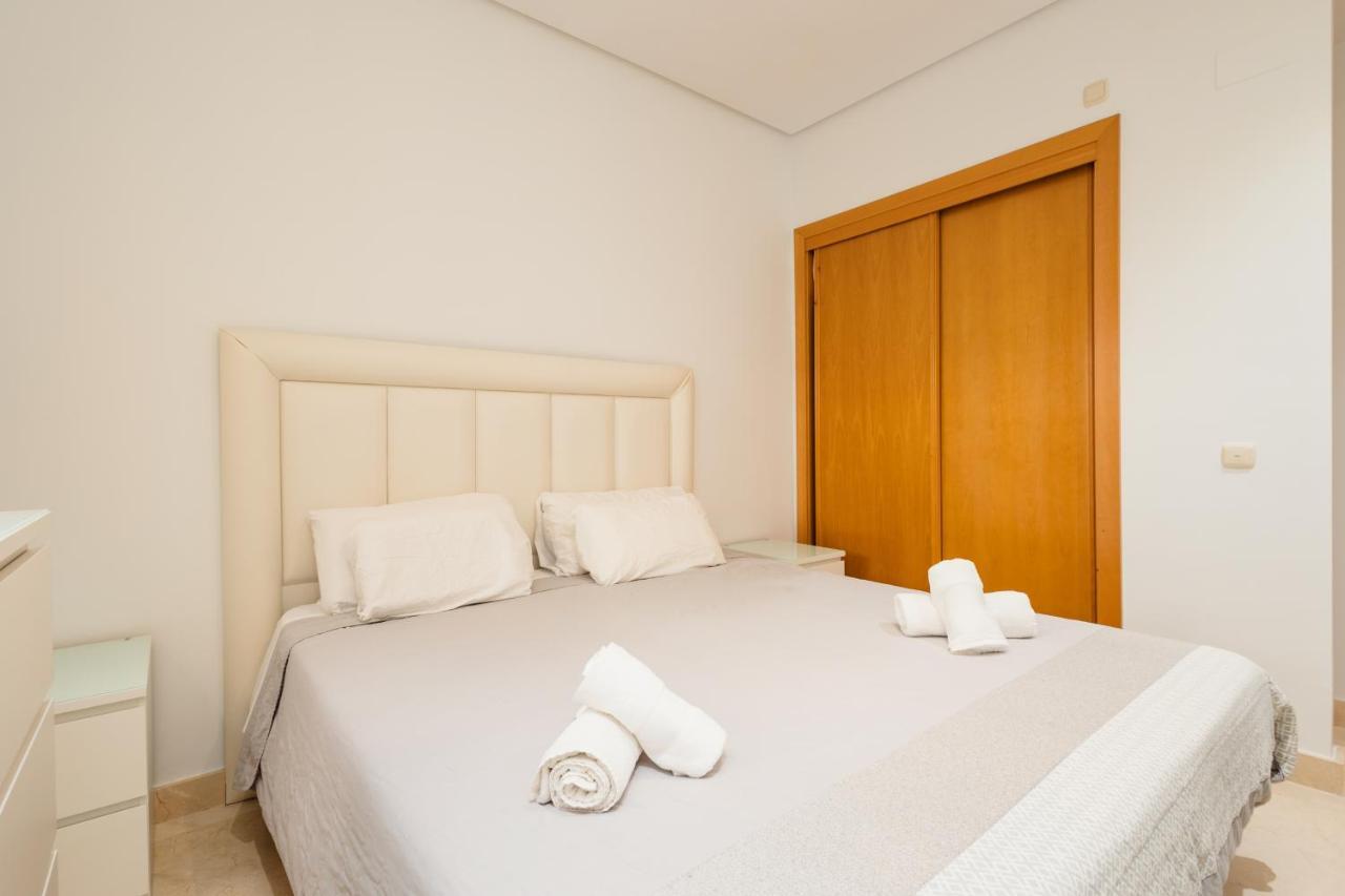 With 3 Bedrooms, Terrace, Indoor Pool And Sauna At 100 M From The In Puerto Banus Apartamento