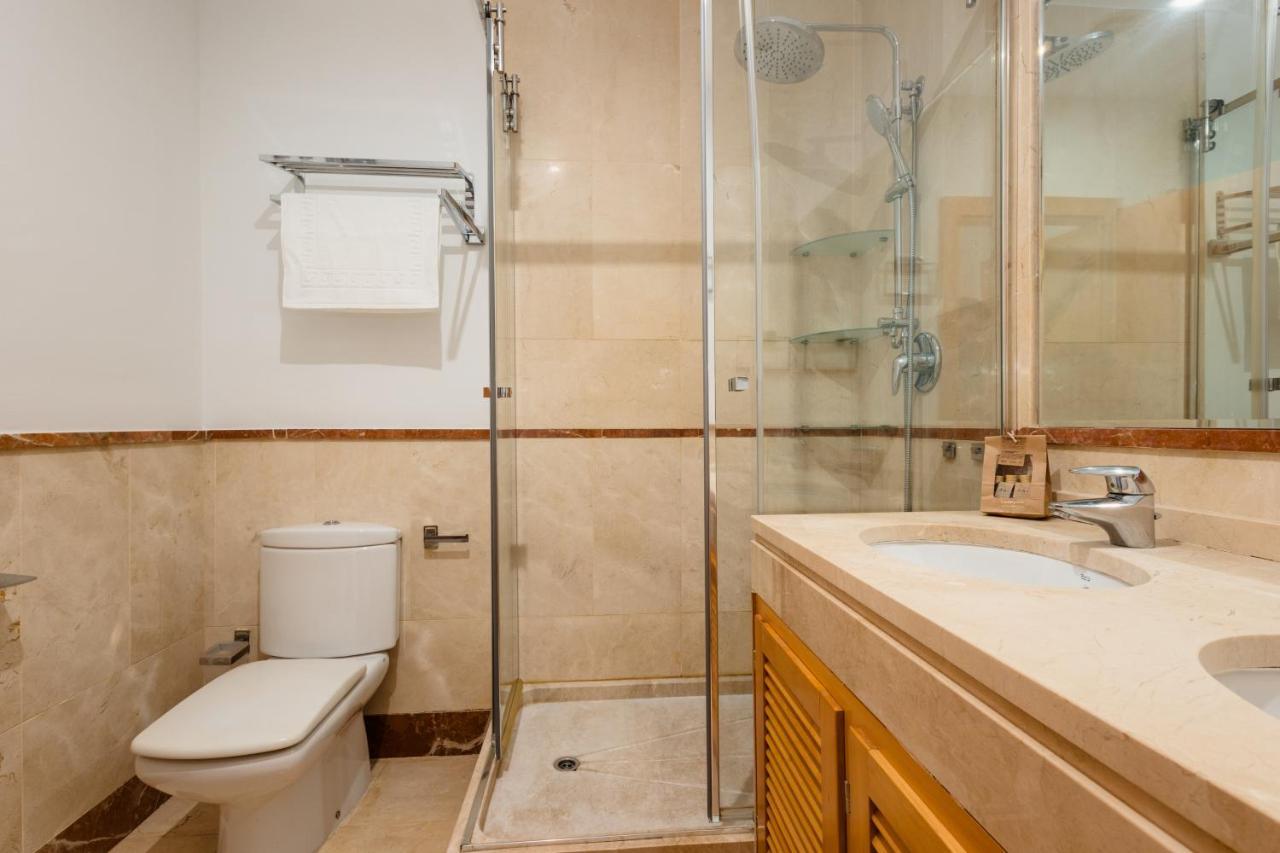 With 3 Bedrooms, Terrace, Indoor Pool And Sauna At 100 M From The In Puerto Banus Apartamento Marbella