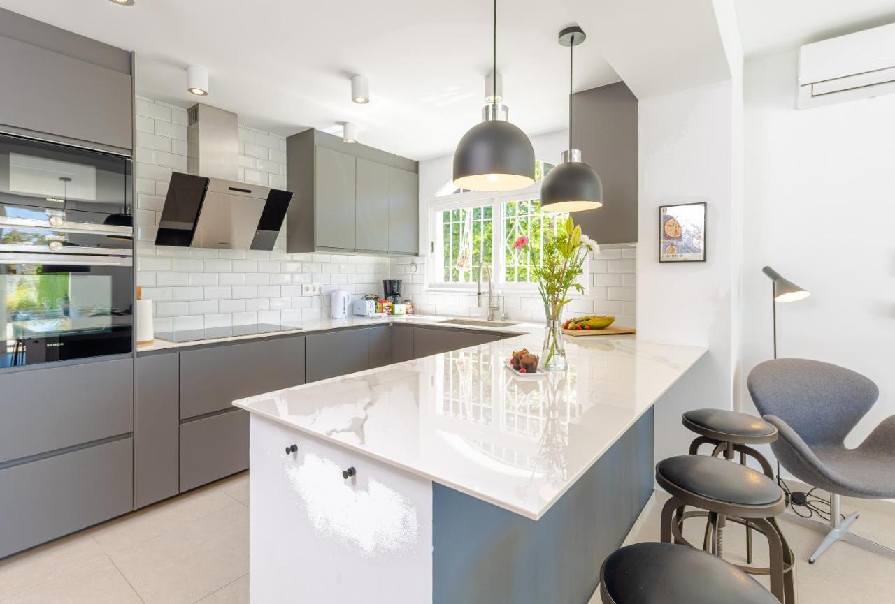 Villa Modern With Heated Pool & Bbq Next To The *