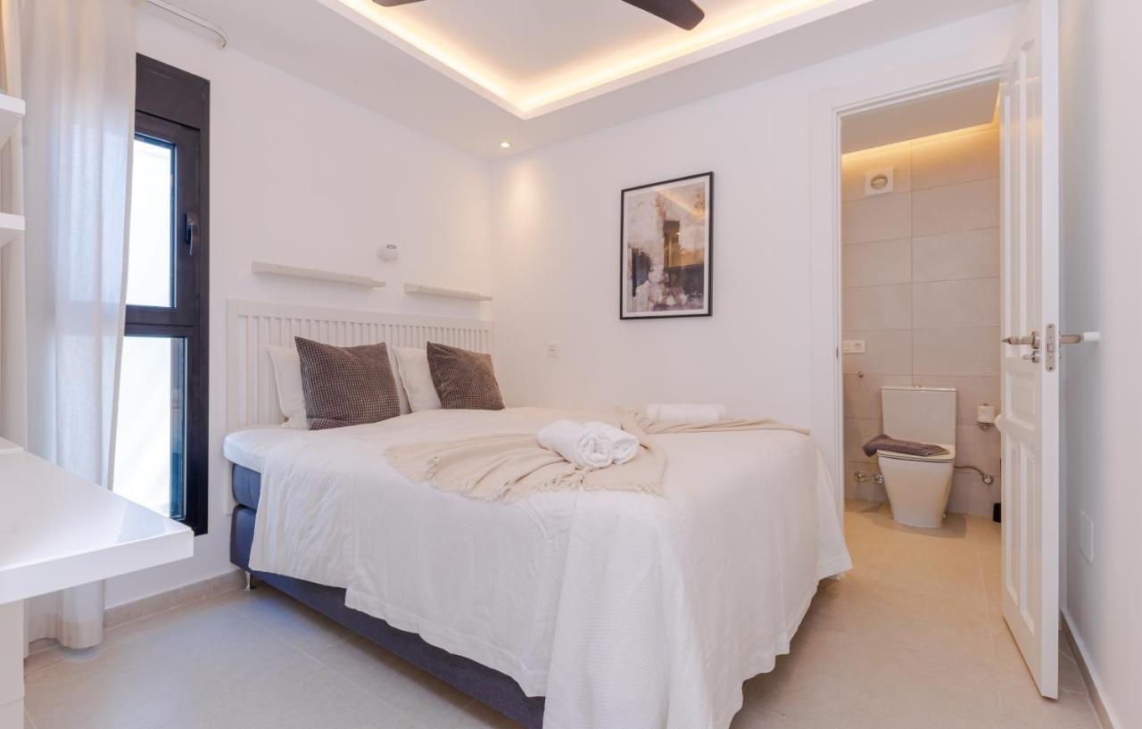 Modern With Heated Pool & Bbq Next To The