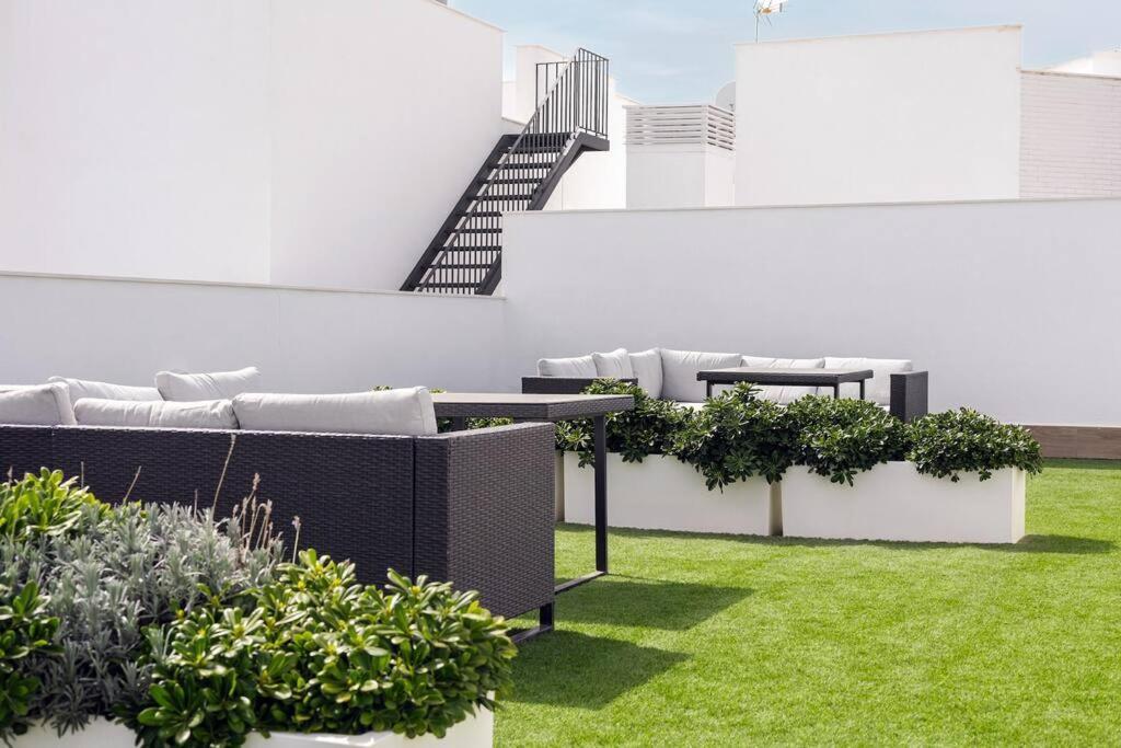 Modern 2 Bedroom Rooftop Pool + Gym Rdr328 *