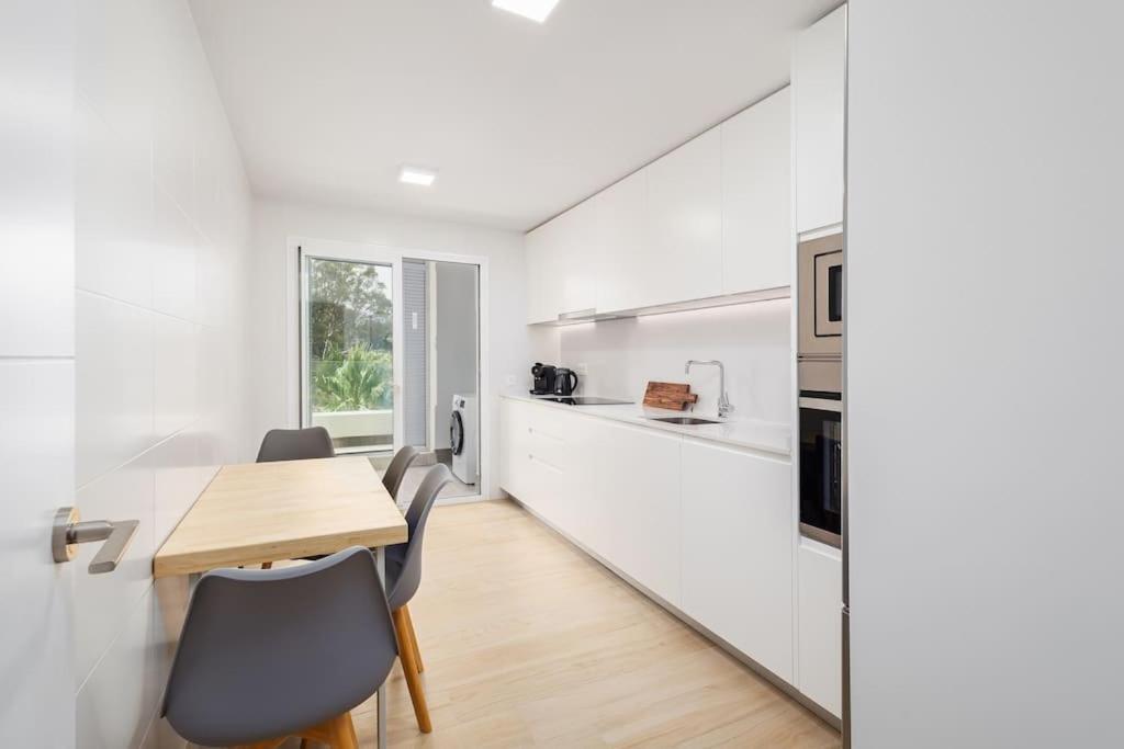 Apartment Modern 2 Bedroom Rooftop Pool + Gym Rdr328 *
