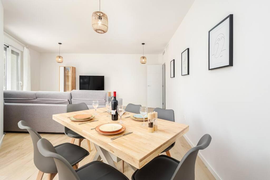 Modern 2 Bedroom Rooftop Pool + Gym Rdr328 *
