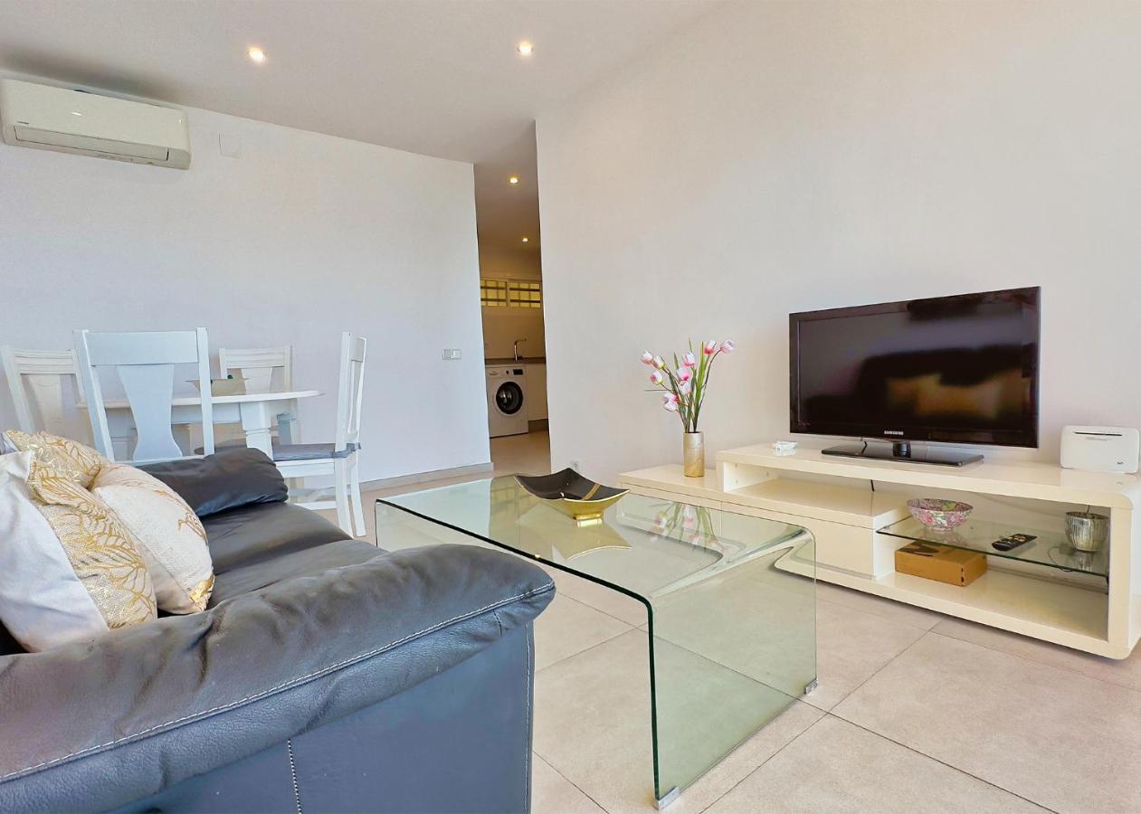 Apartment Diana 905. Superb South-facing One-bedroom With Amazing Sea Views.