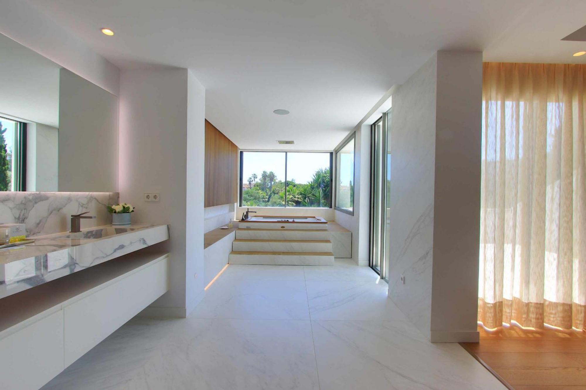 Contemporary & Very Spacious Puerto Banus