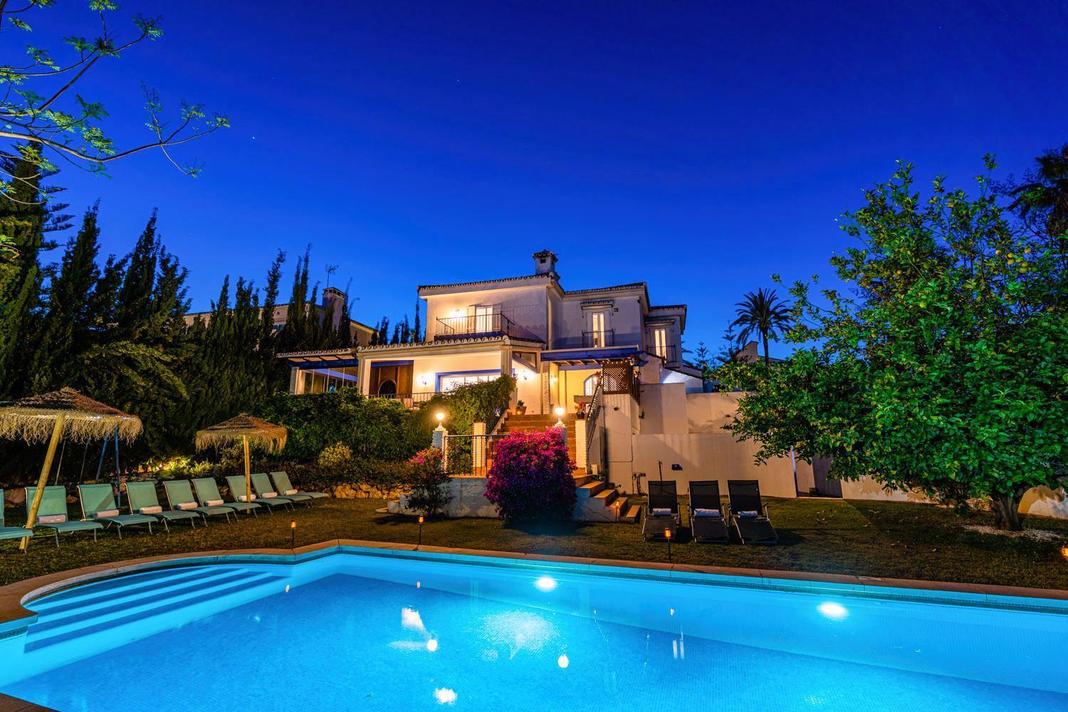 10 Luxe By Lirios Village Villa *