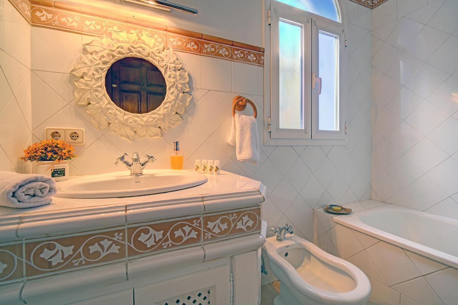10 Luxe By Lirios Village Villa