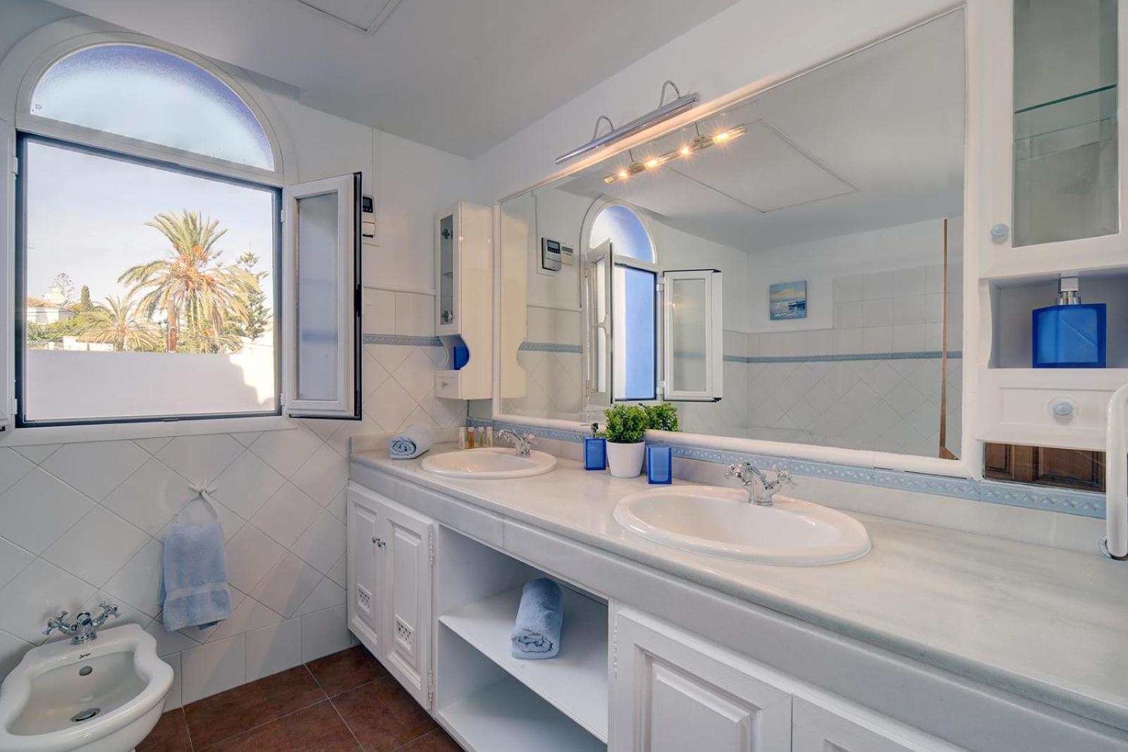 10 Luxe By Lirios Village