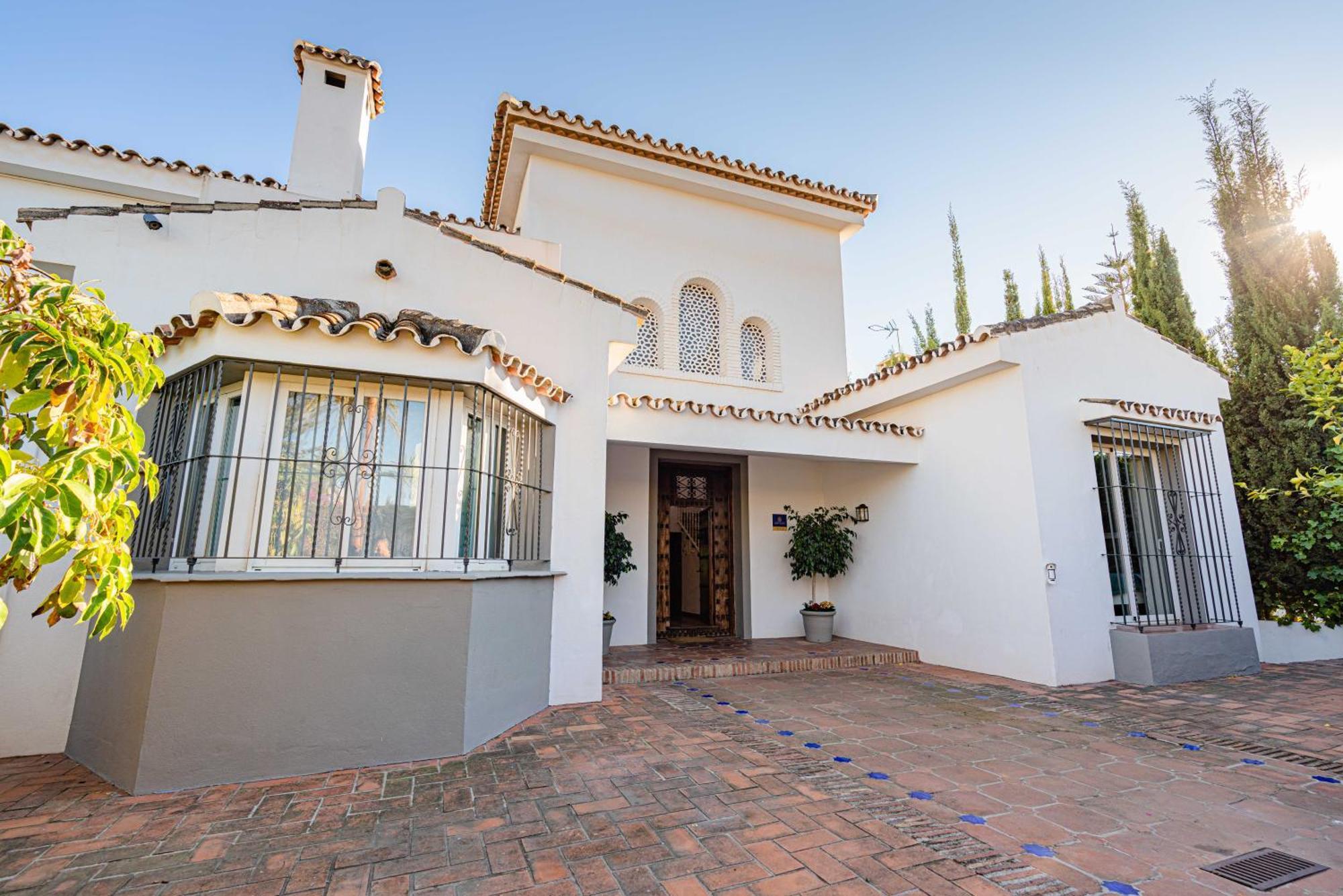 10 Luxe By Lirios Village Villa