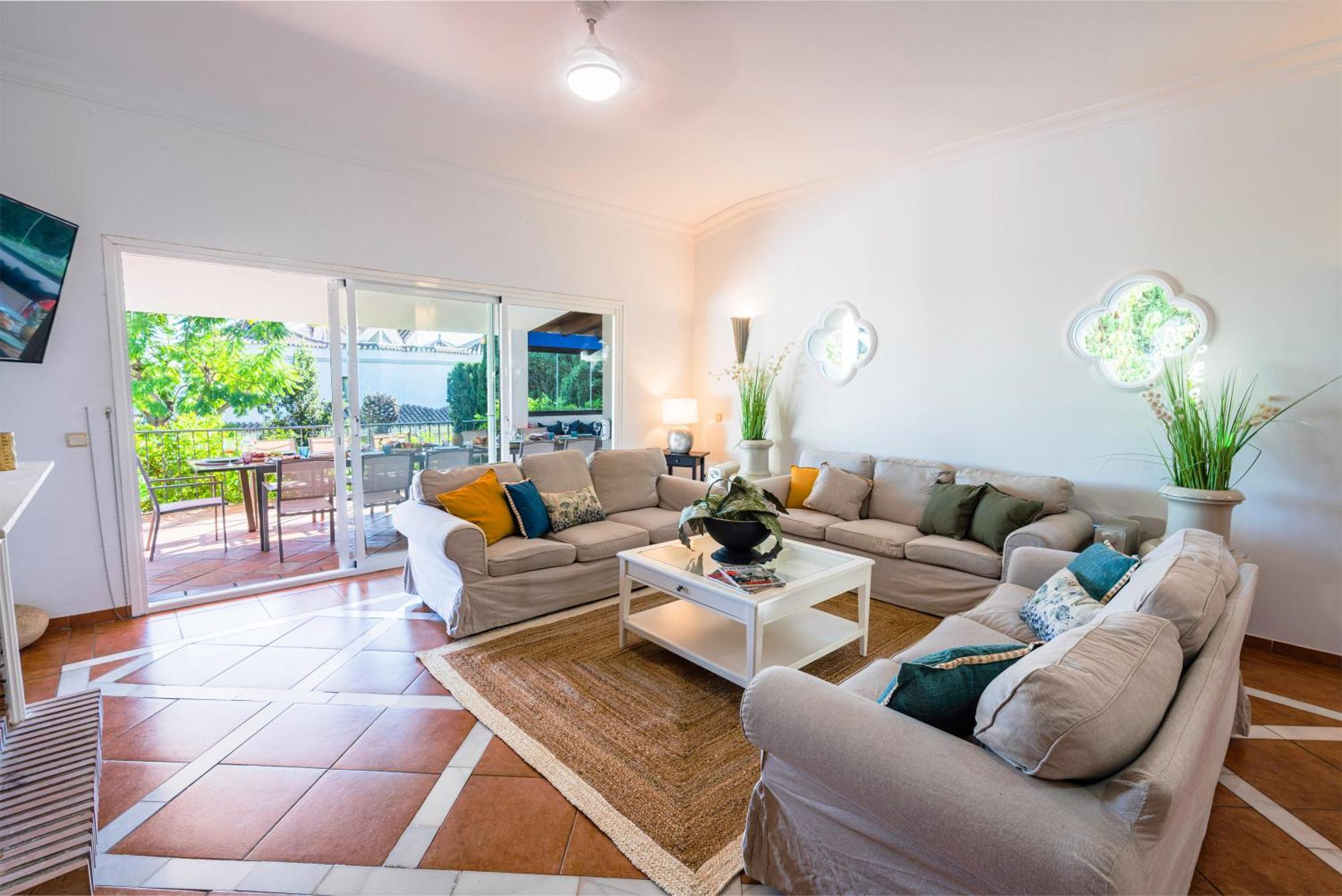 10 Luxe By Lirios Village *